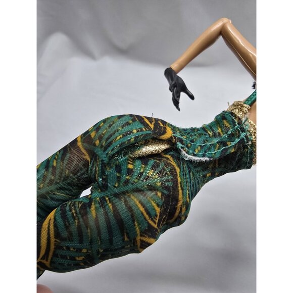 Monster High 2012 Skull Shores Cleo de Nile Doll- Black Hands - Picture 14 of 15